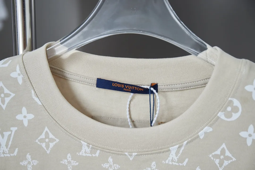 🅿️180 High-quality Lv 2025 early spring new model, MONOGRAM presbyopic gradient short-sleeved T-shirt, using digital printing technology to render pixel light and shadow for the Monogram gradient pattern, and its silk-screen texture and knitting effect complement each other. Synchronized with the official website, pure cotton fabrics at the counter! Comfortable against the skin, durable and easy to wear, meticulous original craftsmanship, custom-made 260g vat-dyed fabric, very comfortable to the touch, latest brick cabinet synchronization, OS off-shoulder version, fashionable and individual, super versatile and good-looking, very suitable for both men and women, must-have style, hang tag, collar label, washed wheat, complete with three labels S M L XL